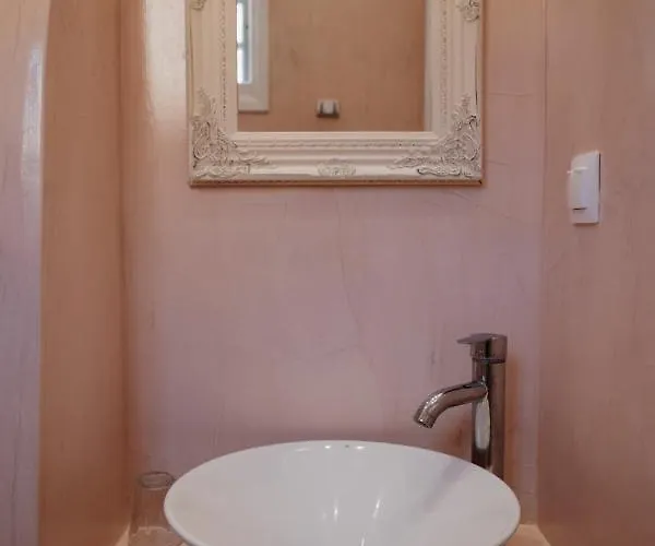 Manthos Place Aparthotel